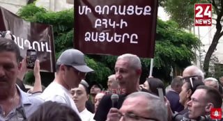 Боксер Акопкохян объявил голодовку у здания ЦИК на митинге оппозиции в Ереване