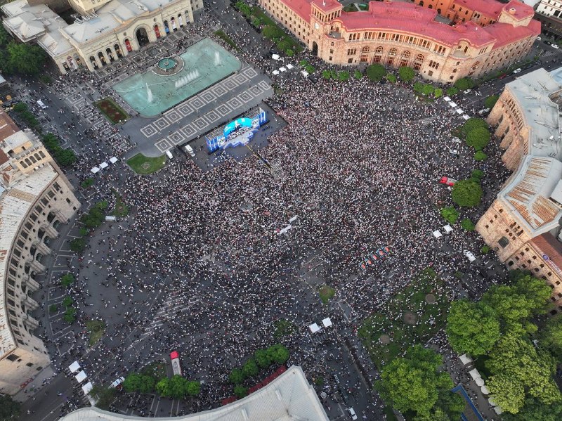 Итоговый митинг партии «Гражданский договор» на площади Республики в Масисе