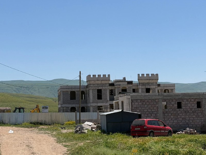 В селе Зар общины Акунк строят школу и детсад по госпрограмме
