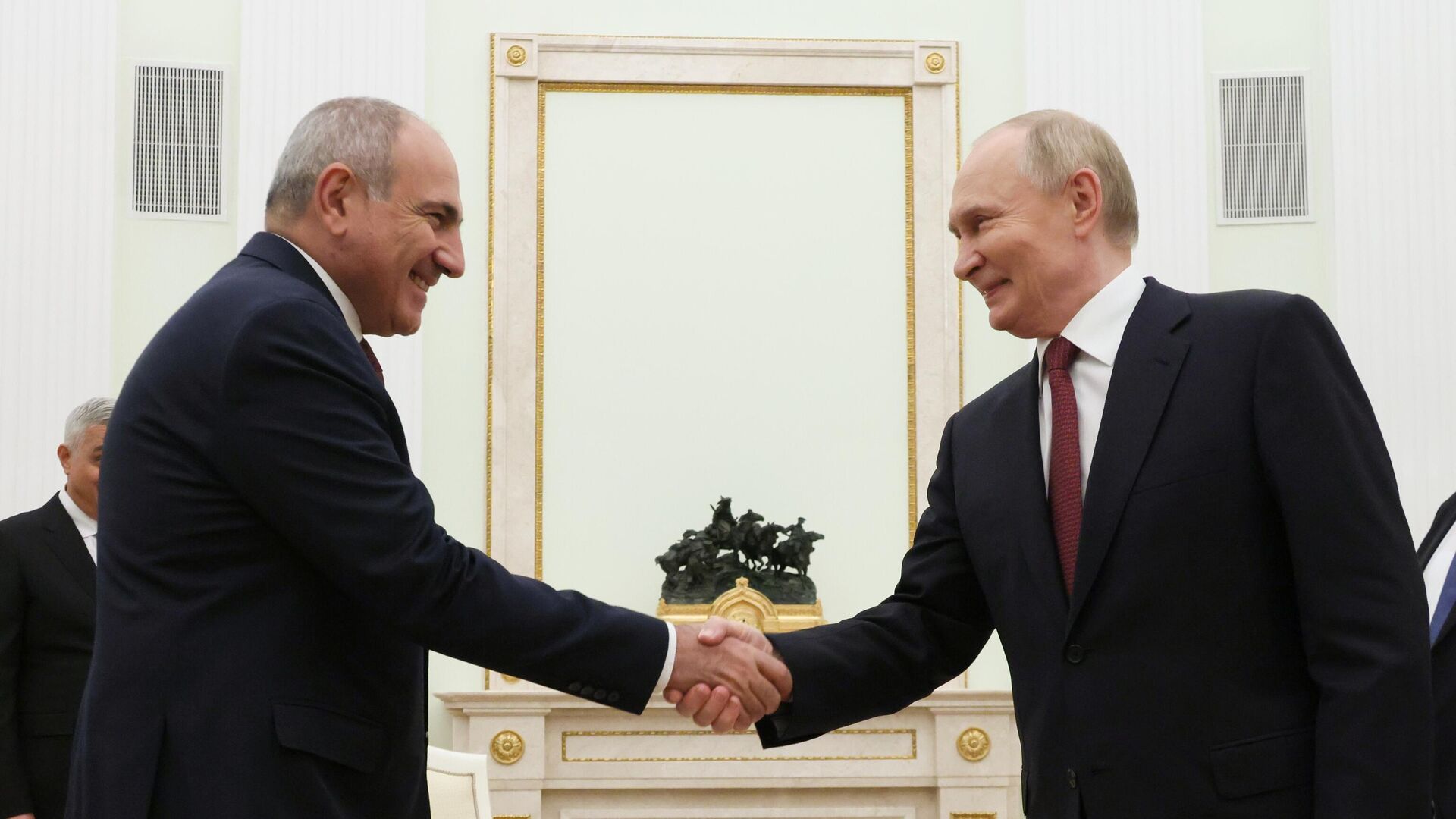 Выборы в Масисе: Пашинян поздравил Путина с Днём России