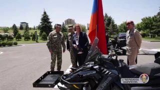 Посол Германии передала Минобороны Армении 16 снегоходов для высокогорья