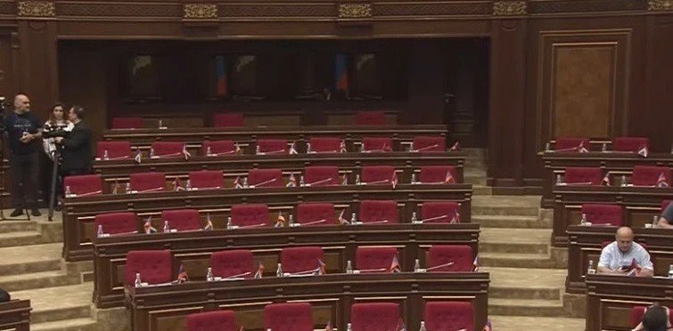 Оппозиция бойкотирует последнюю сессию парламента Армении перед выборами в Масисе